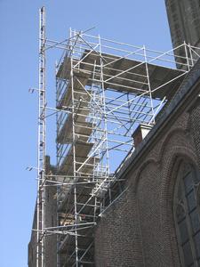 872010 Afbeelding van een steigerconstructie aan de noordzijde van de Jacobikerk in de Waterstraat in Wijk C te ...